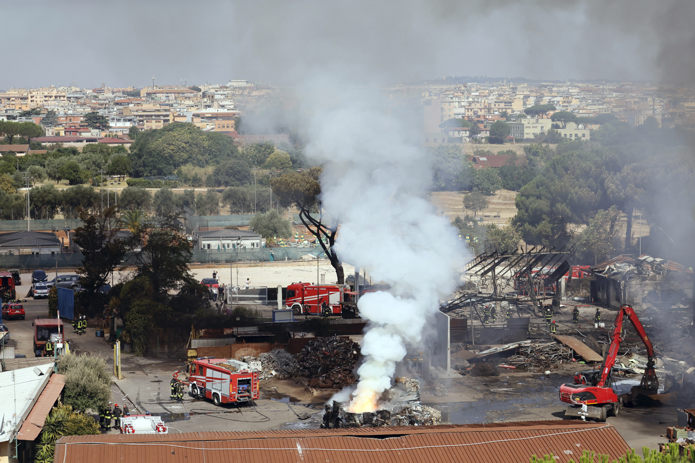 Rök stiger efter explosionen på en bensinstation i Rom på fredagsmorgonen. Foto: Cecilia Fabiano/AP/TT