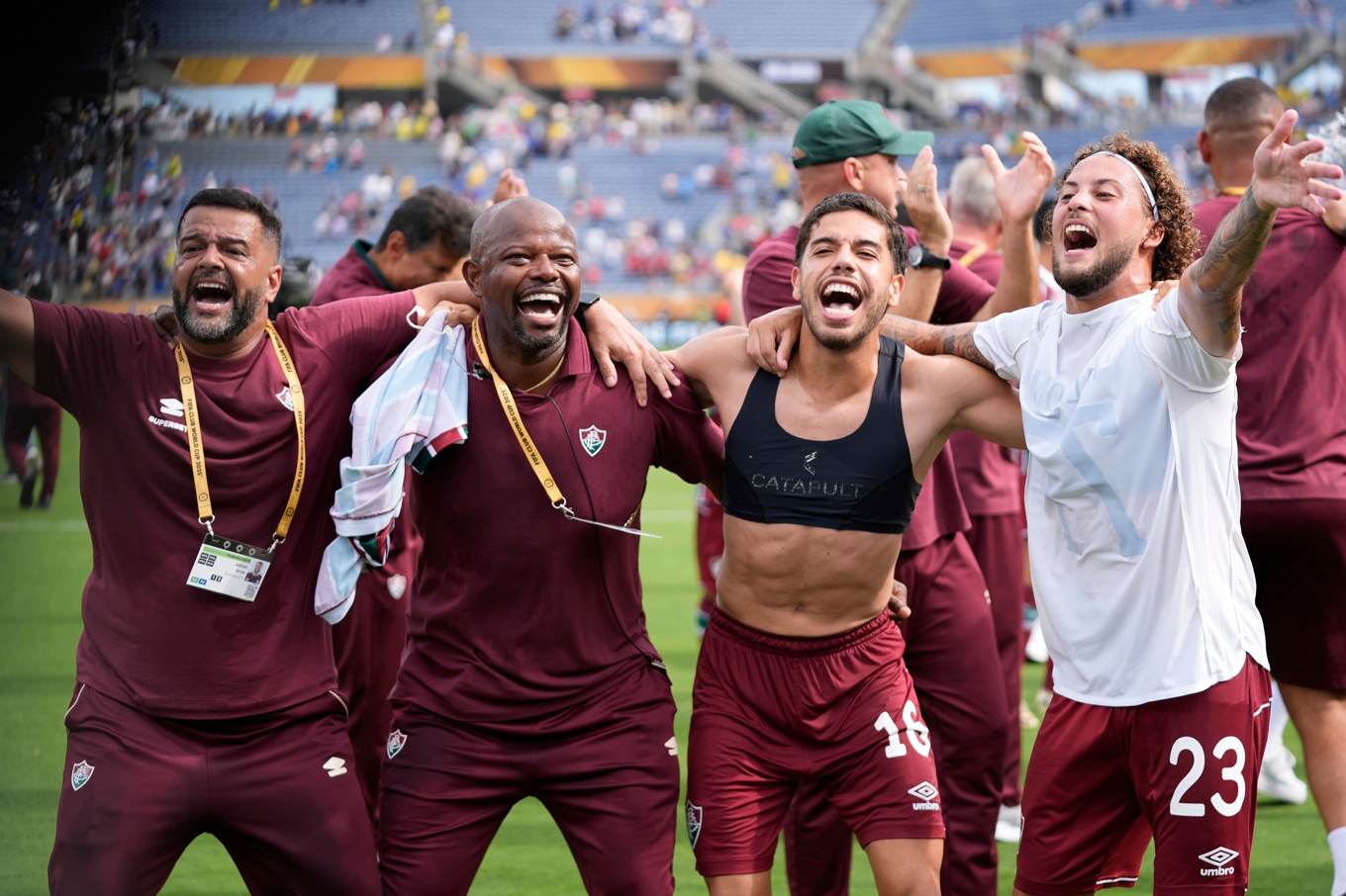 Brasilianskt jubel. Guga (23) och Nonato (16) firar tillsammans med ledare efter kvartsfinalsegern. Foto: John Raoux/AP/TT