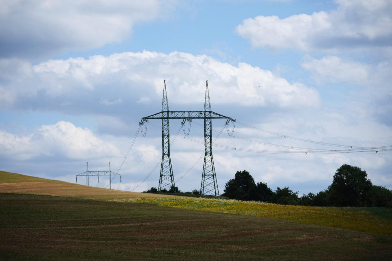 Kraftledningar i Tjeckien på fredagen. Foto: Petr David Josek/AP/TT