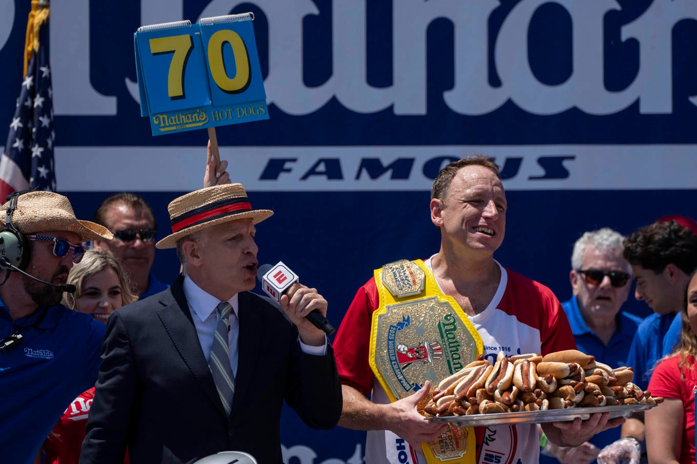 Joey Chestnut firar segern i korvätartävlingen på Coney Island, Brooklyn i USA. Foto: Yuki Iwamura/AP/TT