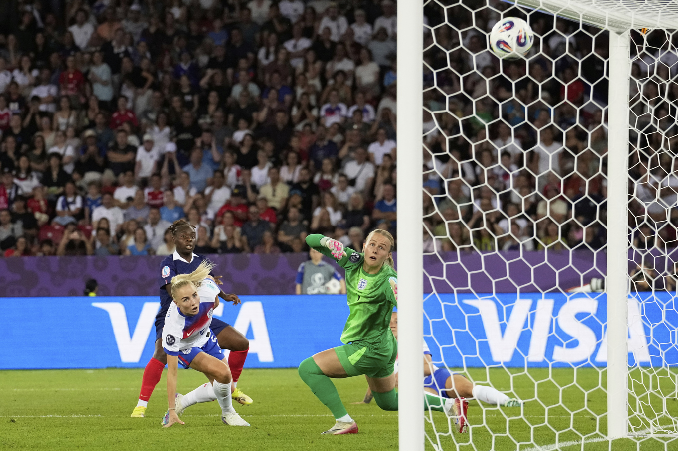 Sandy Baltimore, i blått, placerar in Frankrikes andra mål mot England i lördagens gruppspelsmatch på Letzigrundstadion i Zürich. Foto: Martin Meissner/AP/TT