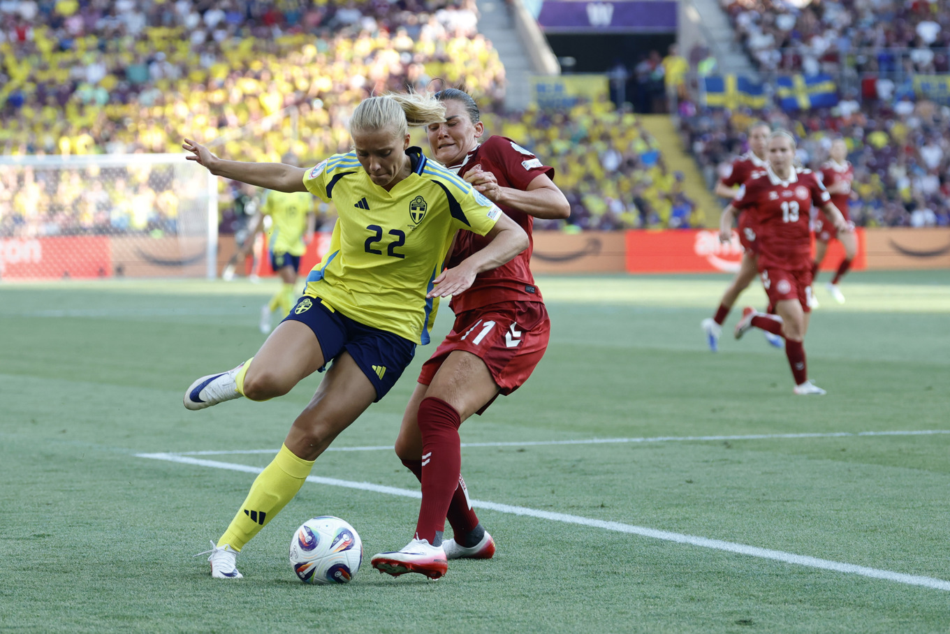 Sveriges Smilla Holmberg i närkamp om bollen med Danmarks Katrine Veje under fredagens EM-match mot Danmark. Foto: Adam Ihse/TT