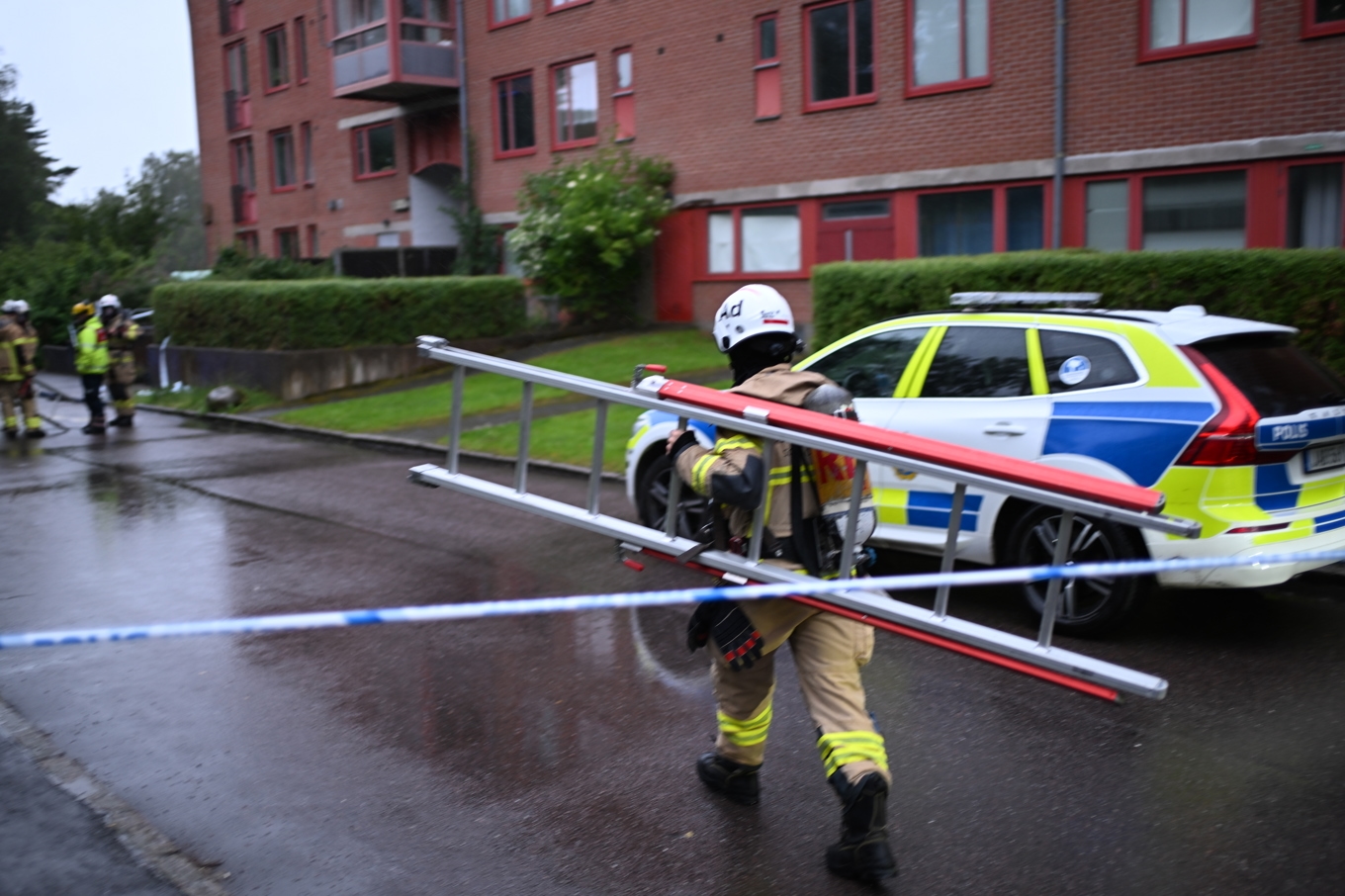 Både entrén och ett intilliggande cykelförråd har fått skador, enligt polisen. Foto: Björn Larsson Rosvall/TT