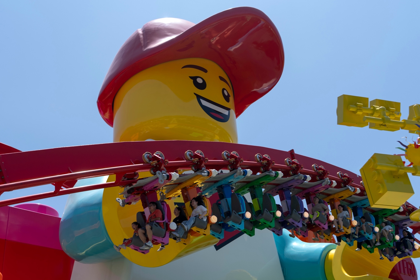 Världens största legoland har nu öppnat i kinesiska Shanghai. Foto: Ng Han Guan/AP/TT