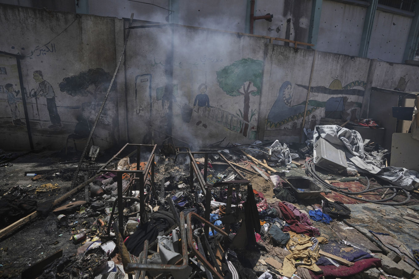 Förödelse i staden Gaza efter en israelisk attack mot en skola i torsdags. Foto: Jehad Alshrafi/AP/TT