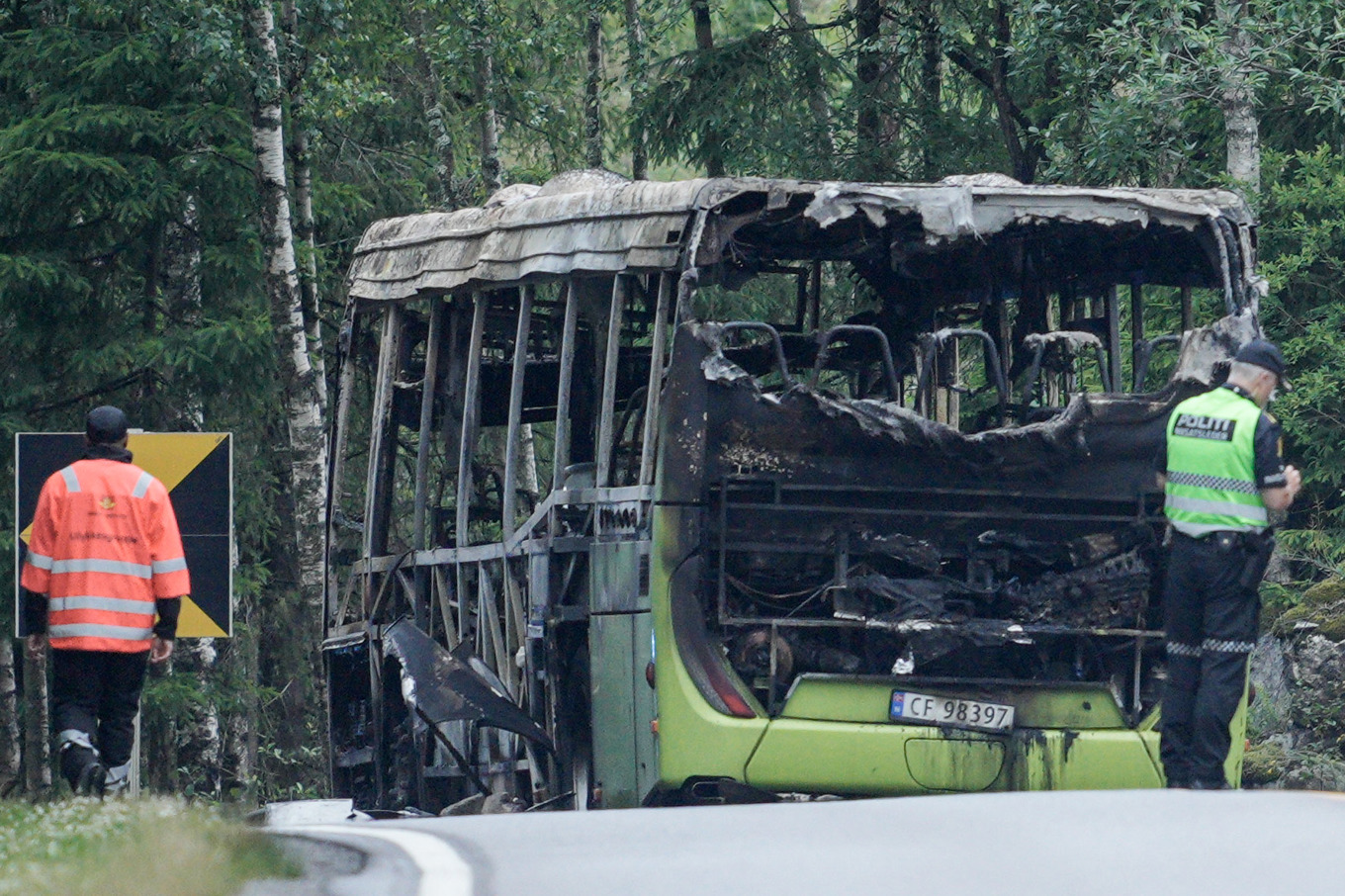 Tre personer vårdas på sjukhus med allvarliga skador efter en bussbrand i sydöstra Norge. Foto: Stian Lysberg Solum/NTB/TT