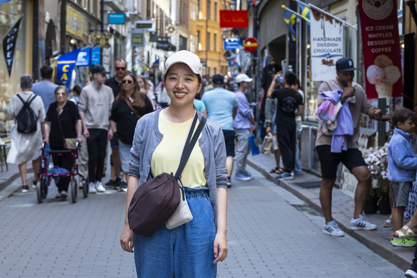28-åriga Nao Kinoshita från Nagano i Japan uppskattar Sverige som turistmål. "Jag åt köttbullar i Malmö i går och ska äta det här i Stockholm i dag också", säger hon. Foto: Pär Bäckström/TT
