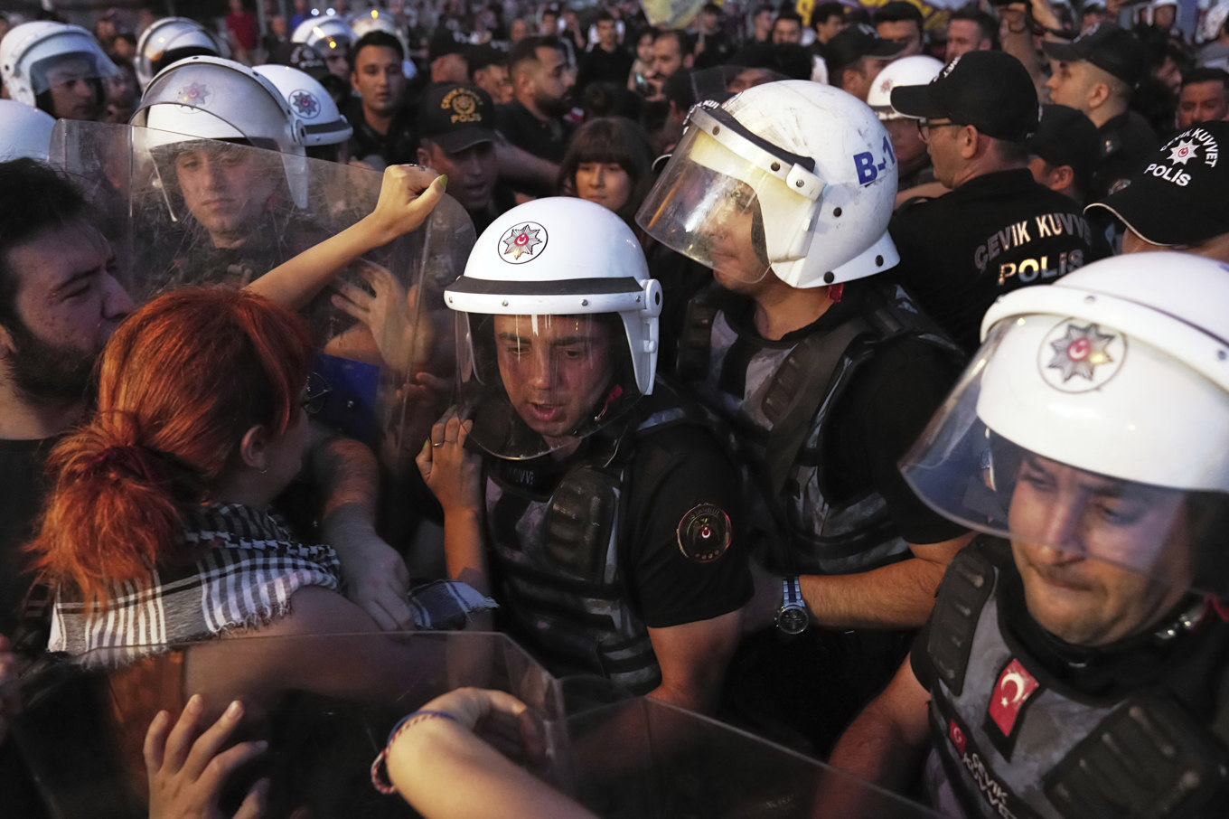 Universitetsstudenter och kravallpolis drabbar samman vid en demonstration arrangerad av oppositionspartiet CHP i turkiska Istanbul i veckan. Foto: Francisco Seco/AP/TT