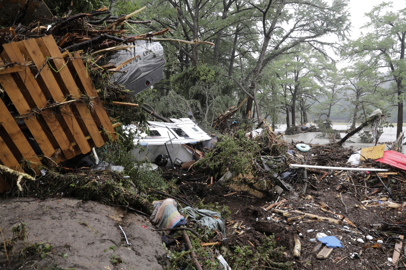 Skyfallet förstörde både hus och fordon längs vägen i Texas i USA. Dödstalen väntas stiga. Foto: Michel Fortier/AP/TT