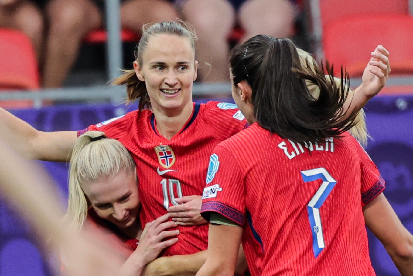 Norges Caroline Graham Hansen jublar efter 2-1 målet mot Finland. Foto: Geir Olsen/NTB/TT