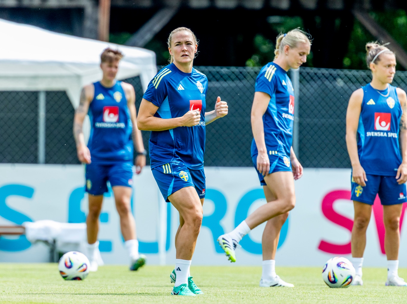 Magdalena Eriksson tränade för fullt på söndagen men är fortfarande ett frågetecken inför Sveriges nästa EM-match, mot Polen på tisdag. Foto: Adam Ihse/TT