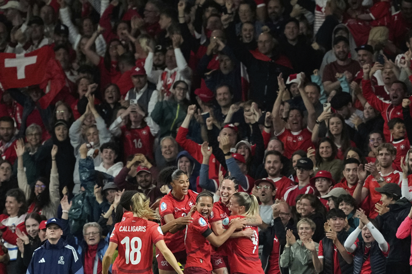 Schweiziskt jubel i Bern. Foto: Martin Meissner/AP/TT