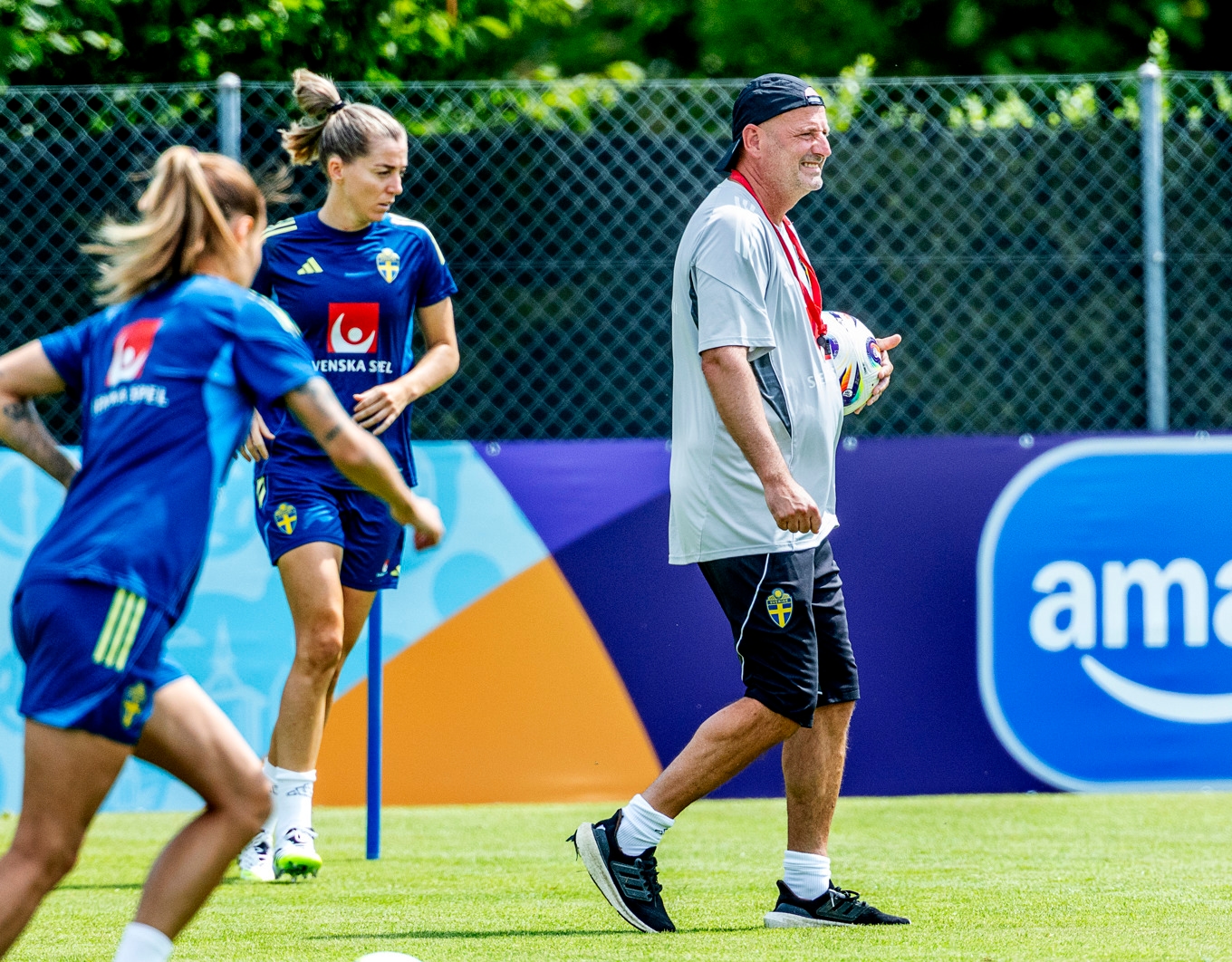 Assisterande förbundskapten Magnus Wikman och Linda Sembrant under svenska landslagets träning. Foto: Adam Ihse/TT