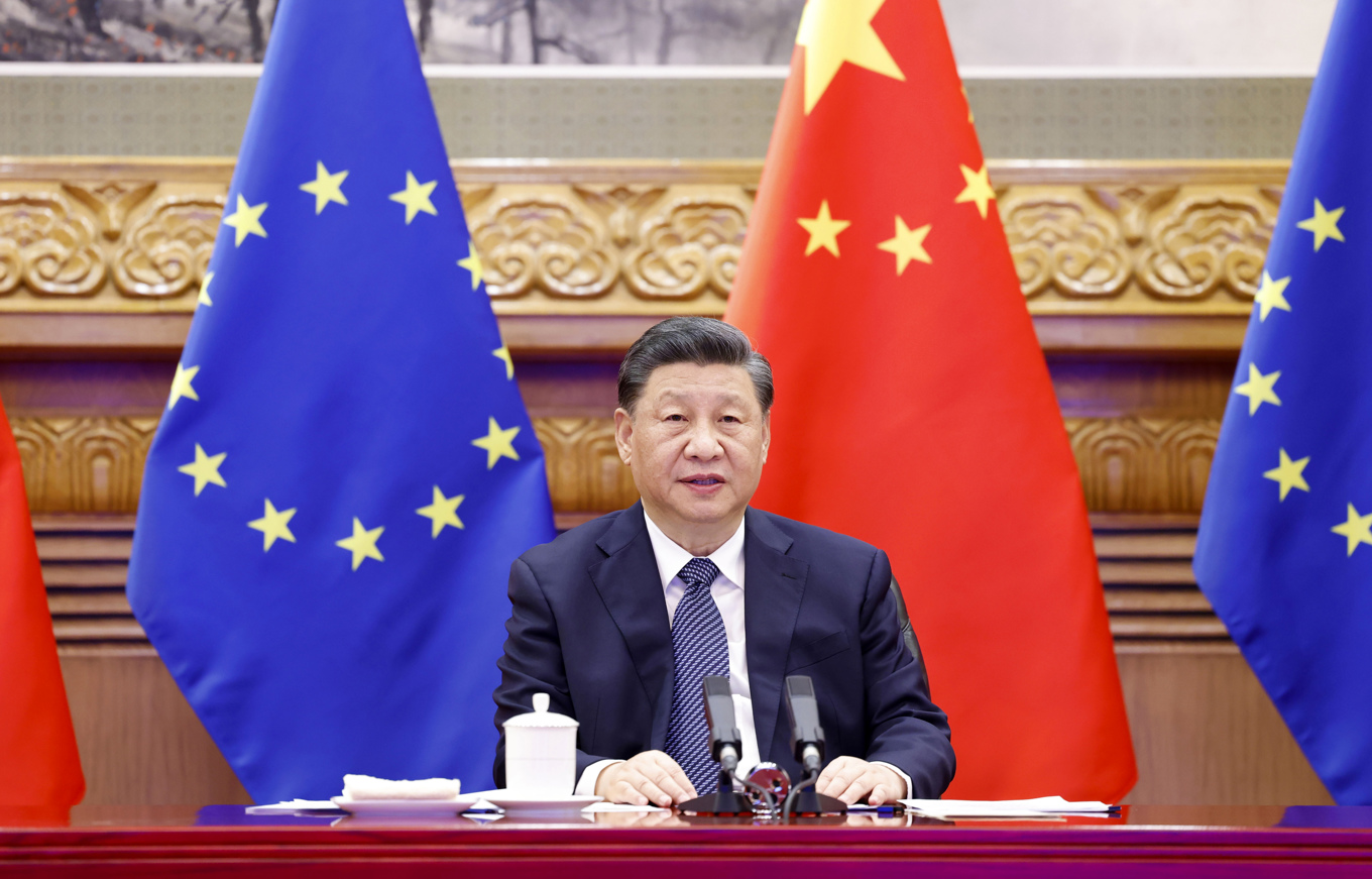 Kina svarar på EU-kommissionens beslut. Här Kinas president Xi Jinping på ett tidigare EU-möte. Foto: Huang Jingwen/AP/TT