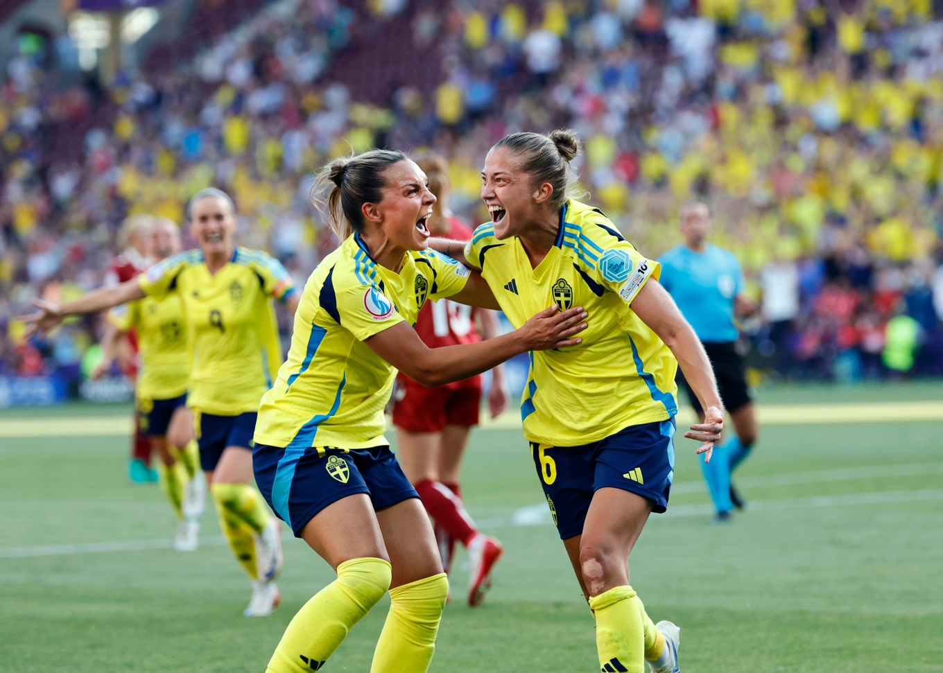 Sveriges Filippa Angeldahl, till höger, jublar med Johanna Rytting Kaneryd efter att ha satt 1–0 i EM-premiären mot Danmark. Foto: Adam Ihse/TT