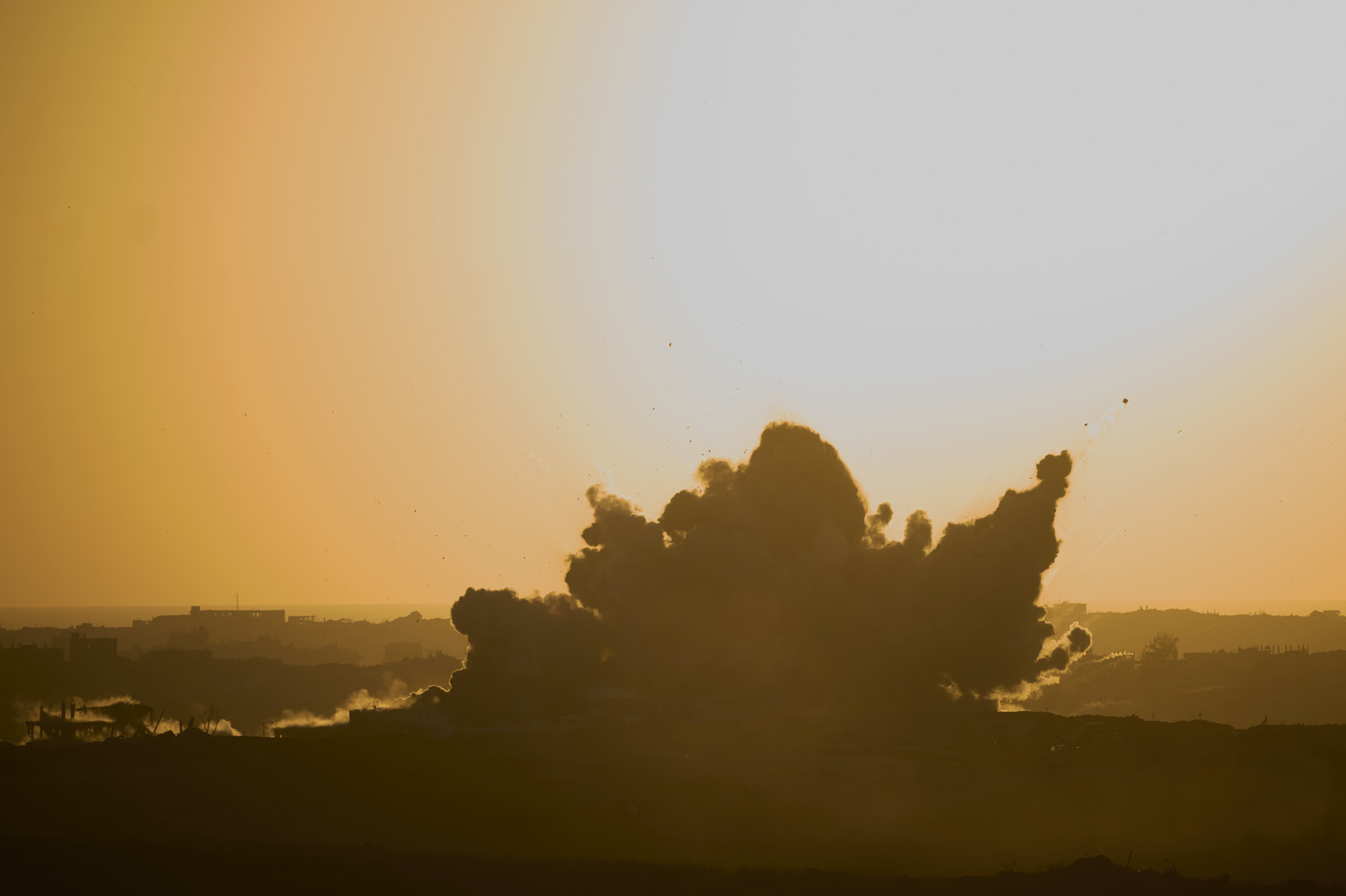 Rök stiger efter en explosion i norra delen av Gazaremsan på söndagen. Foto: Ohad Zwigenberg/AP/TT