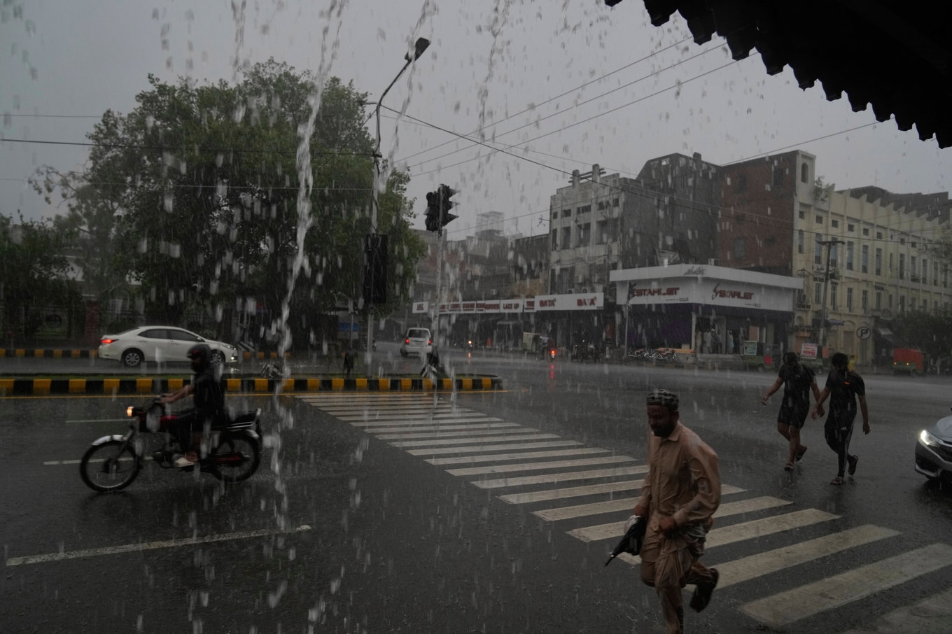 Kraftiga monsunregn i Lahore i slutet av juni. Foto: K.M. Chaudary/AP/TT