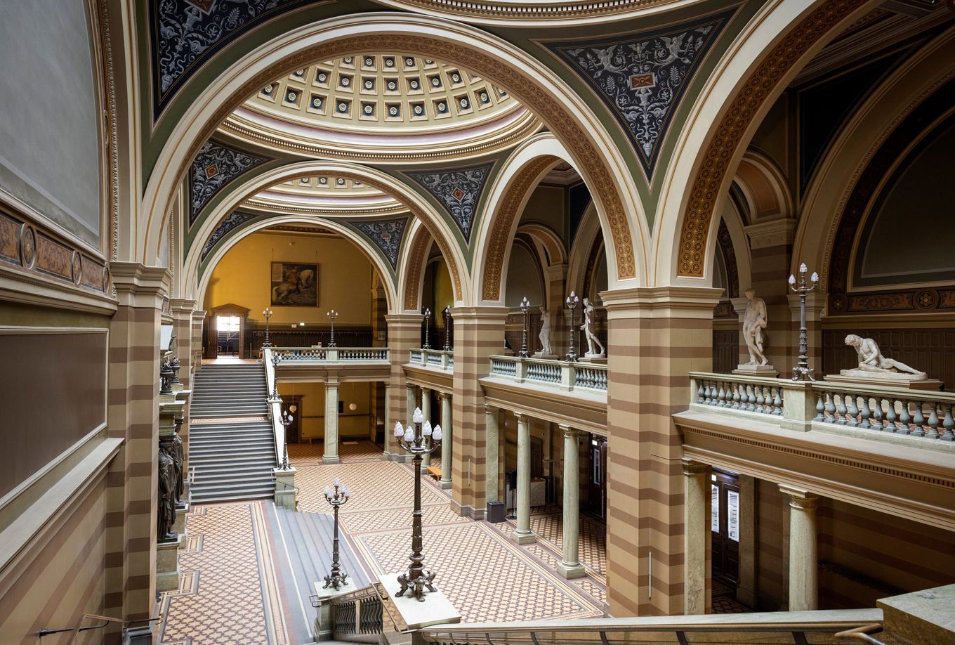 Försalen i Uppsala universitetshus, med en mängd arkitektoniska detaljer. Foto: Mikael Wallerstedt
