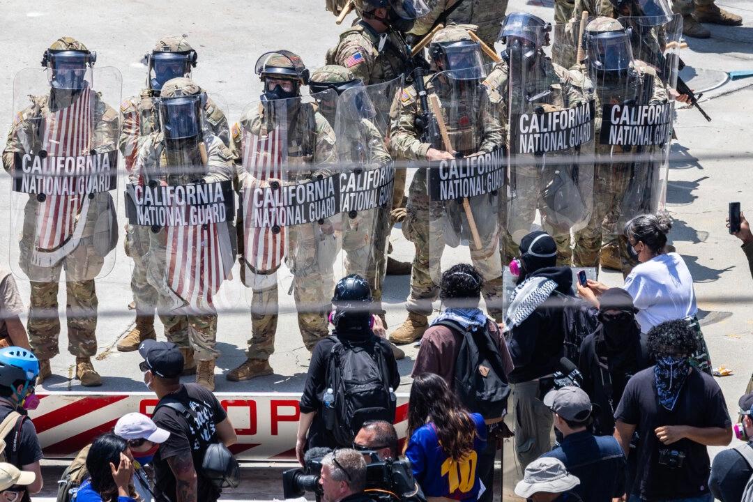 Nationalgardet på plats i Los Angeles under de protester och upplopp som förekommit under helgen. Foto: John Fredricks