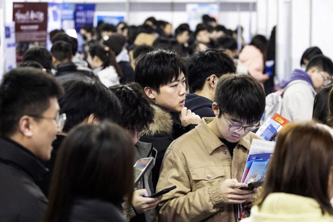 Universitetsstudenter på en jobbmässa i Wuhan. Kinas ungdomsarbetslöshet är mycket svår. Foto: STR/AFP via Getty Images