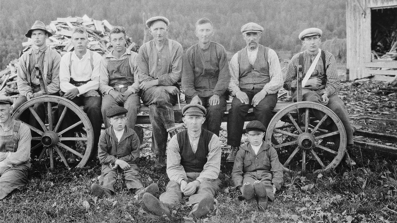 Skogsfinnar fotograferade mitt i skördetid vid Purala i Östmark, Torsby kommun. Purala är en stor finngård som består av två delar; en finsk rökstuga och en mer svenskinspirerad stugdel. Foto: Albert Härmäläinen/CC-BY-4.0