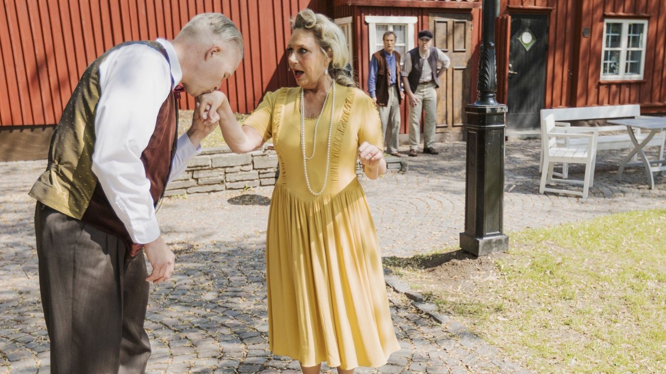 Karaktärsfullt skådespeleri och härlig utomhusmiljö lyfter Värmlandsteaterns nyuppsättning av ”Söderkåkar
i kvarteret Almen”.
Foto: Fredrik Sellberg