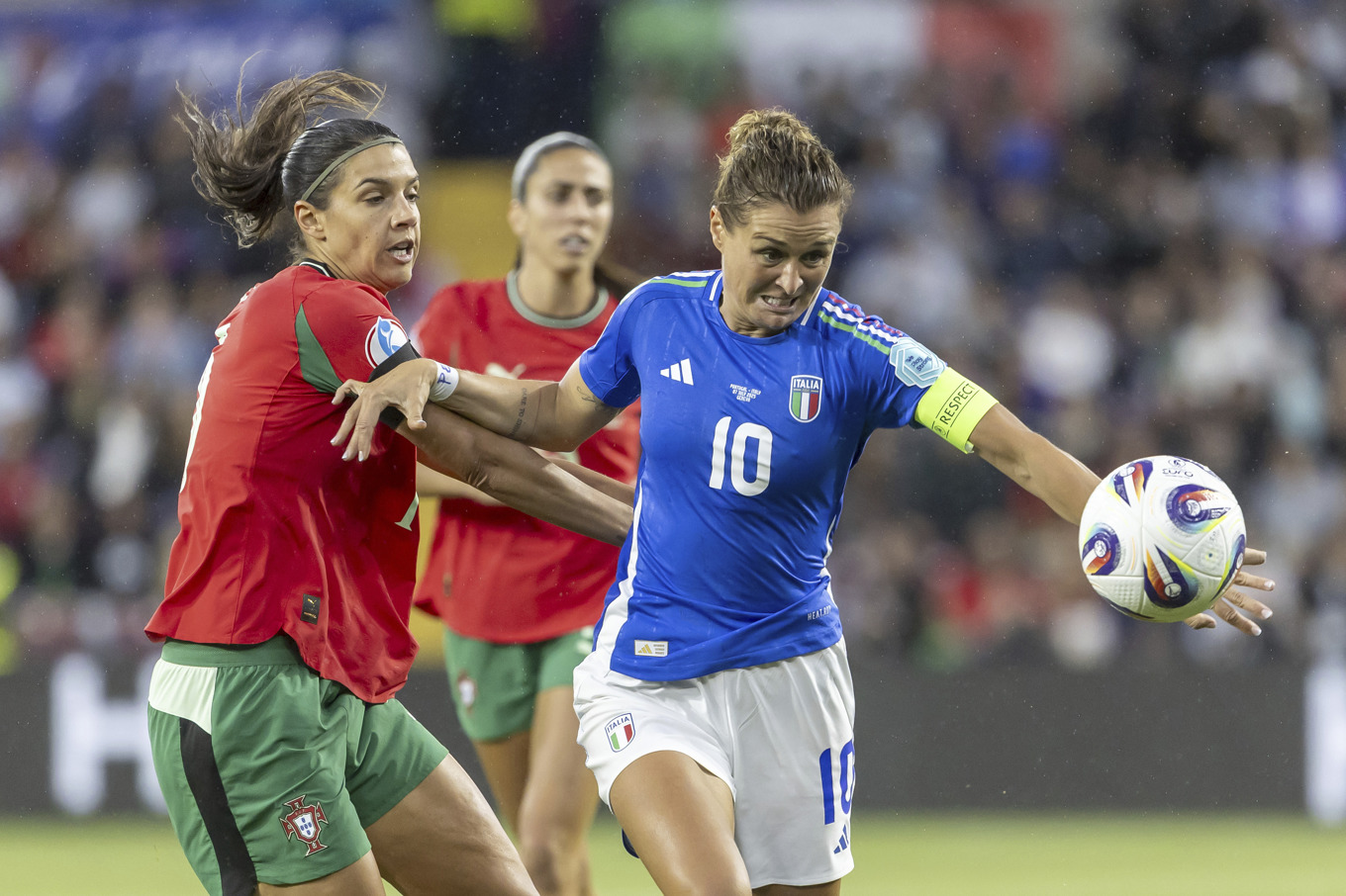 Cristiana Girelli, till höger, sköt Italiens mål mot Portugal. Foto: Salvatore Di Nolfi/AP/TT