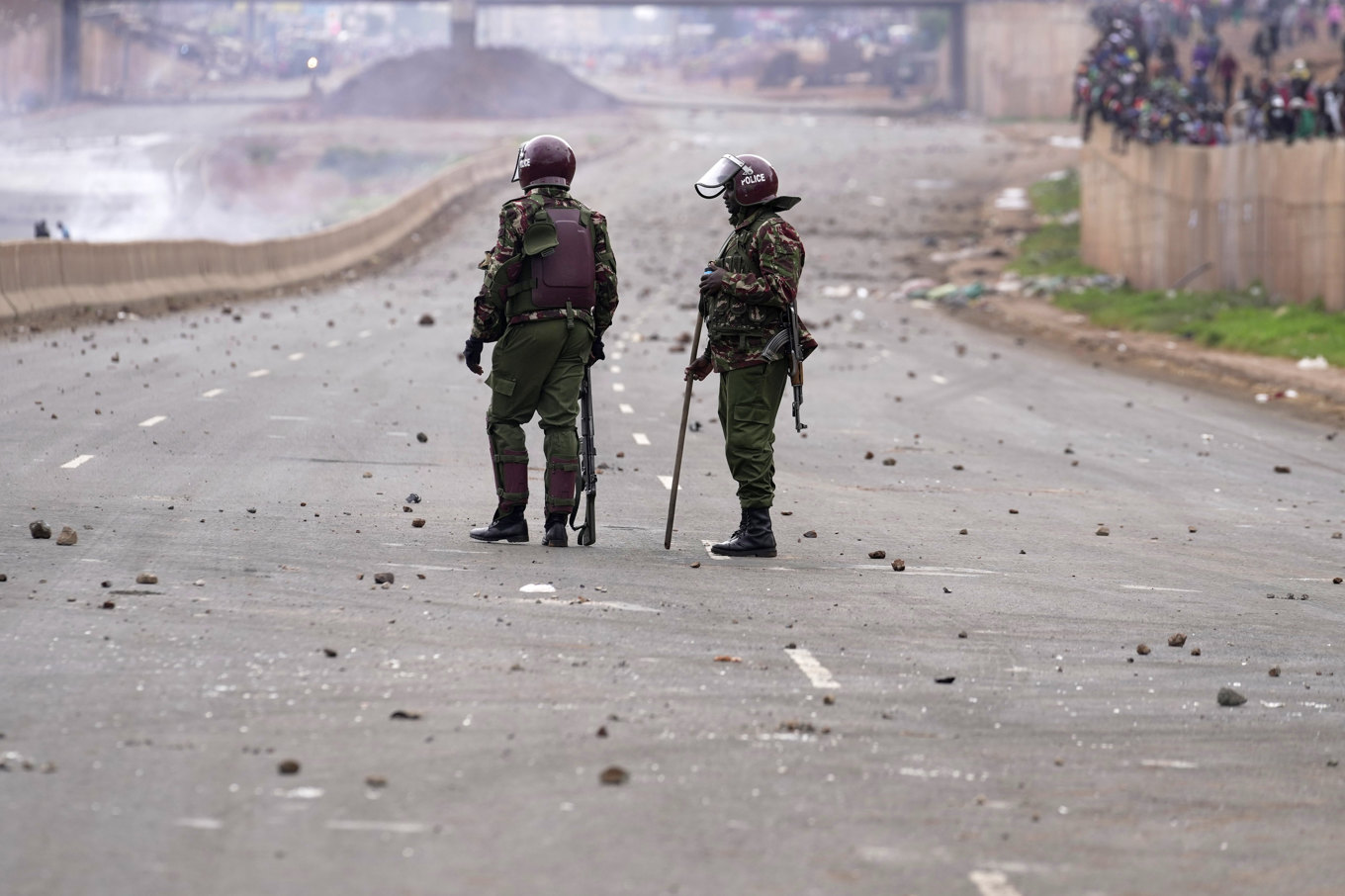 Kravallpolis på en tom gata i Kenyas huvudsatad Nairobi sedan polisen stängt av flera vägar inför dagens protester. Foto: Brian Inganga/AP/TT