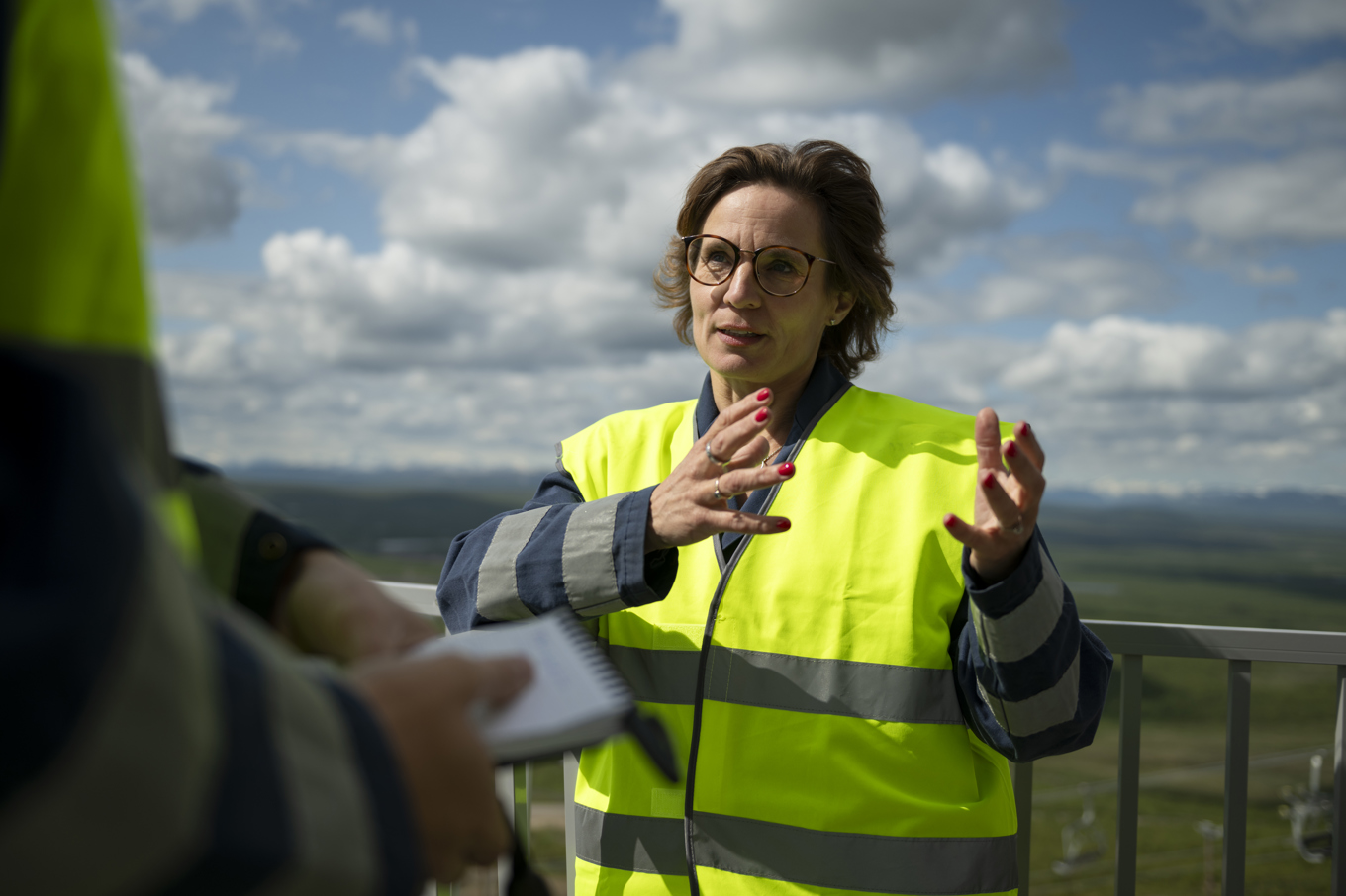 EU:s miljökommissionär Jessika Roswall under ett besök i Kiruna i slutet av juni. Arkivfoto. Foto: Oscar Olsson/TT