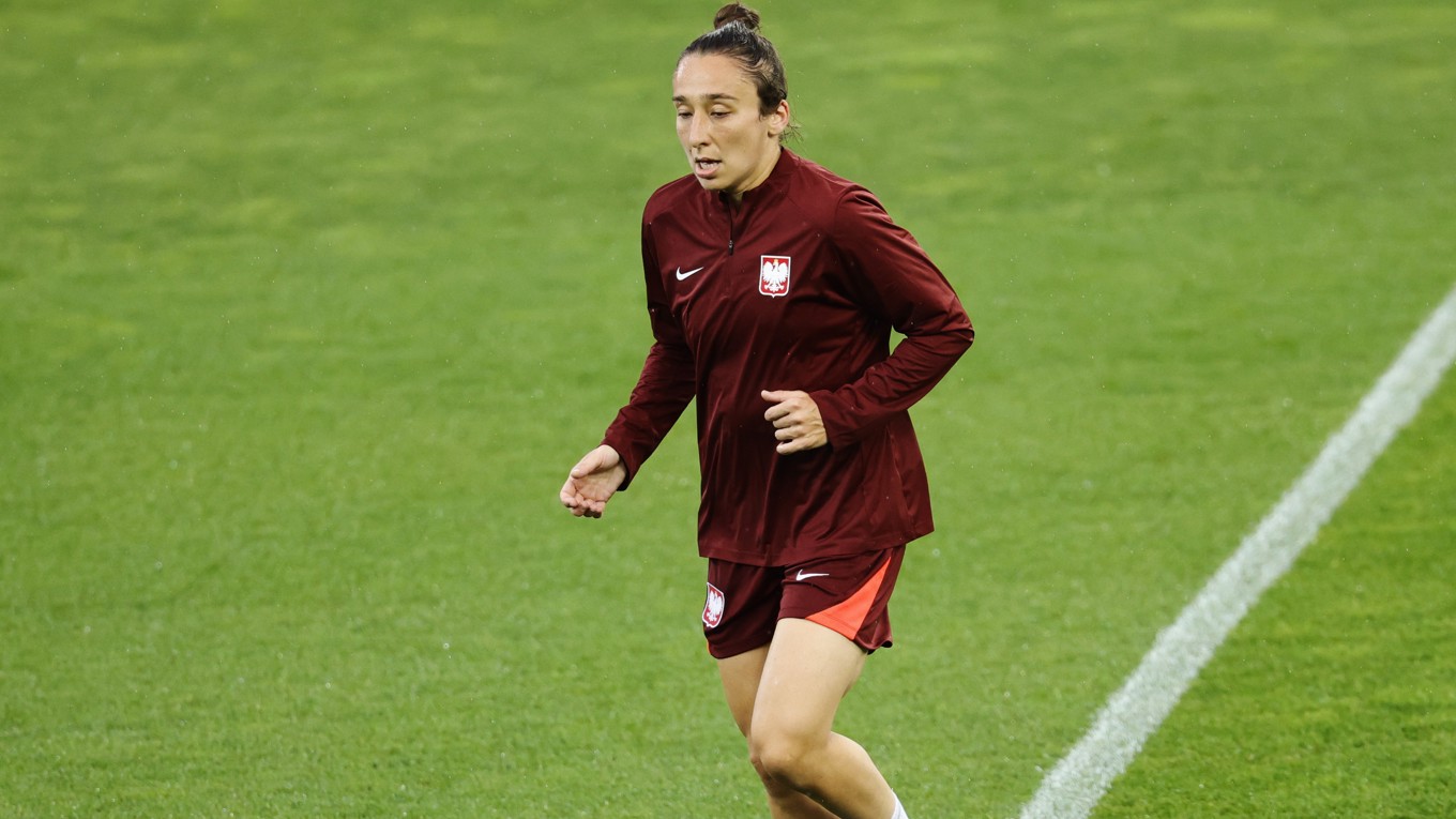 Polens Sylwia Matysik under måndagens träning på Swissporarena inför tisdagens EM-match mot Sverige. Foto: Adam Ihse/TT