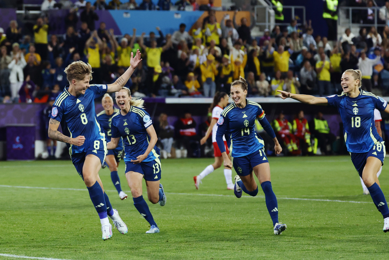 Lina Hurtig satte 3–0-målet mot Polen när Sverige säkrade en kvartsfinalplats i fotbolls-EM. Foto: Adam Ihse/TT