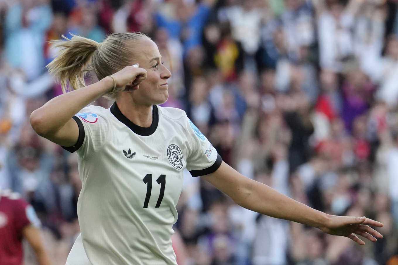 Lea Schüller får fira när hon gör Tysklands ledningsmål. Foto: Martin Meissner/AP/TT