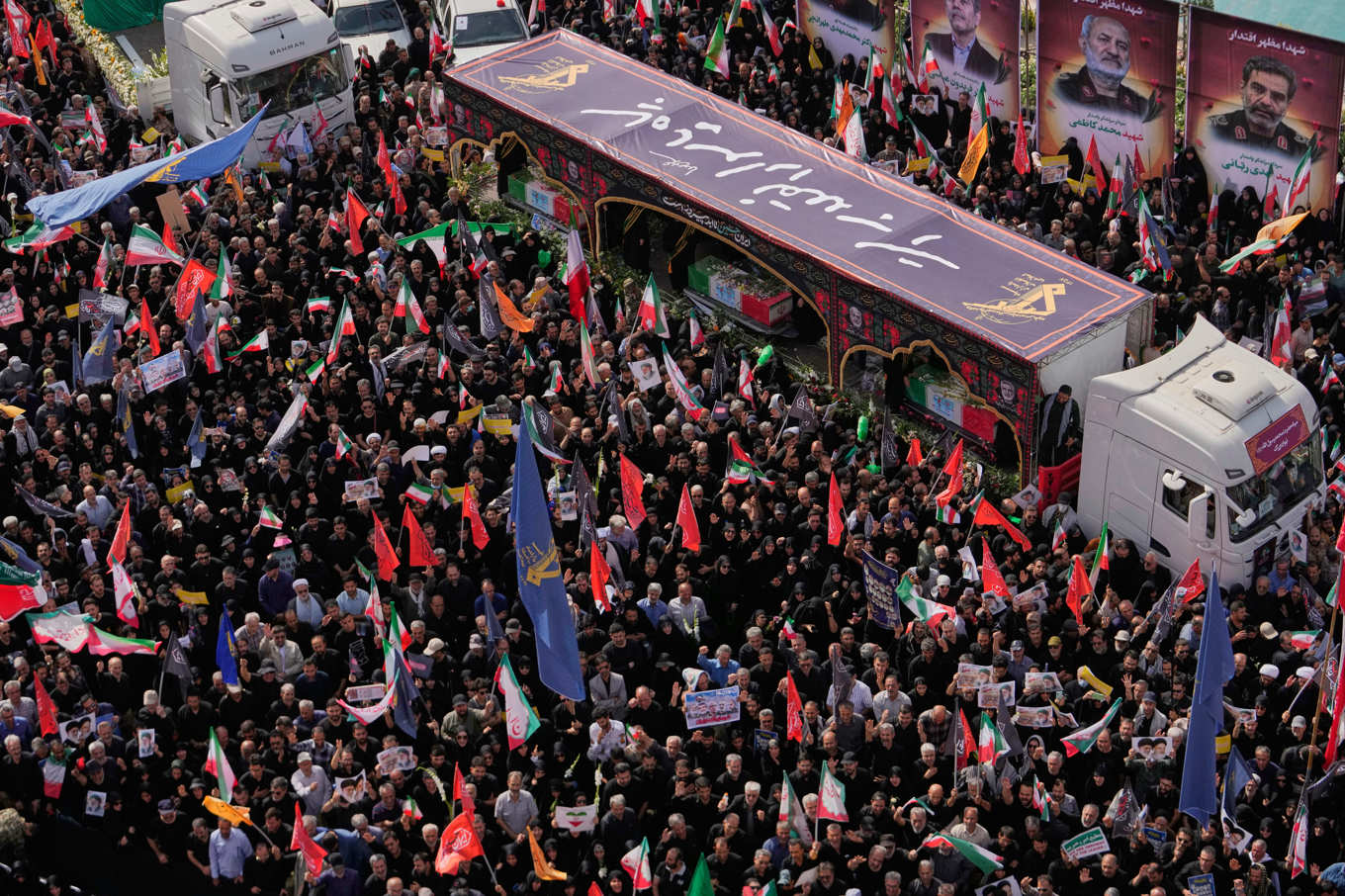 Sörjande människor vid kistor med kropparna från döda iranska toppmilitärer och kärnfysiker i Teheran. Bilden är tagen i slutet av juni. Foto: Vahid Salemi/AP/TT