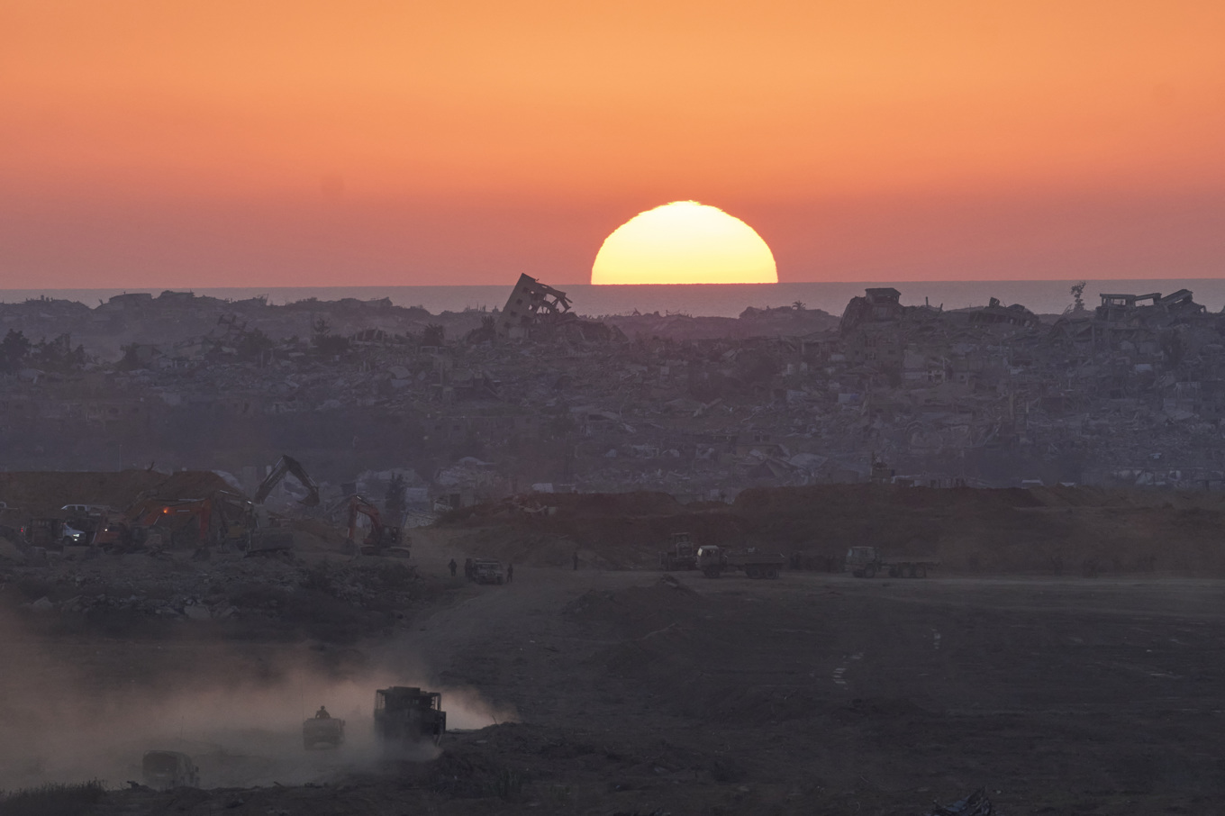 Israeliska militärfordon rör dig längs Gazaremsan. Bild tagen i söndags. Foto: Ohad Zwigenberg/AP/TT