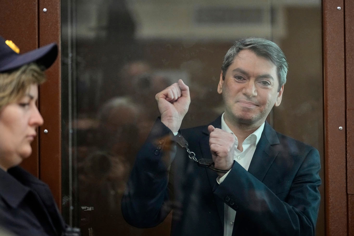 Golos ledare Grigoryj Melkonjants i en rättssal i Moskva i maj, i samband med att han dömdes till fem års fängelse. Foto: Alexander Zemlianichenko/AP/TT