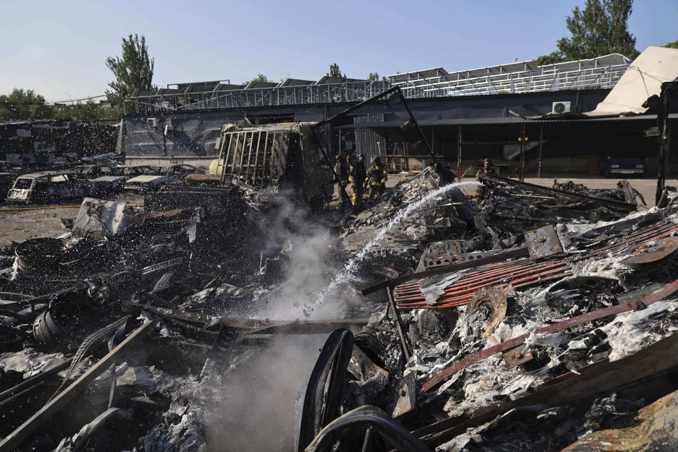 En bil har förstörts av en rysk drönare i Zaporizjzja i Ukraina. Arkivbild. Foto: Kateryna Klochko/AP/TT