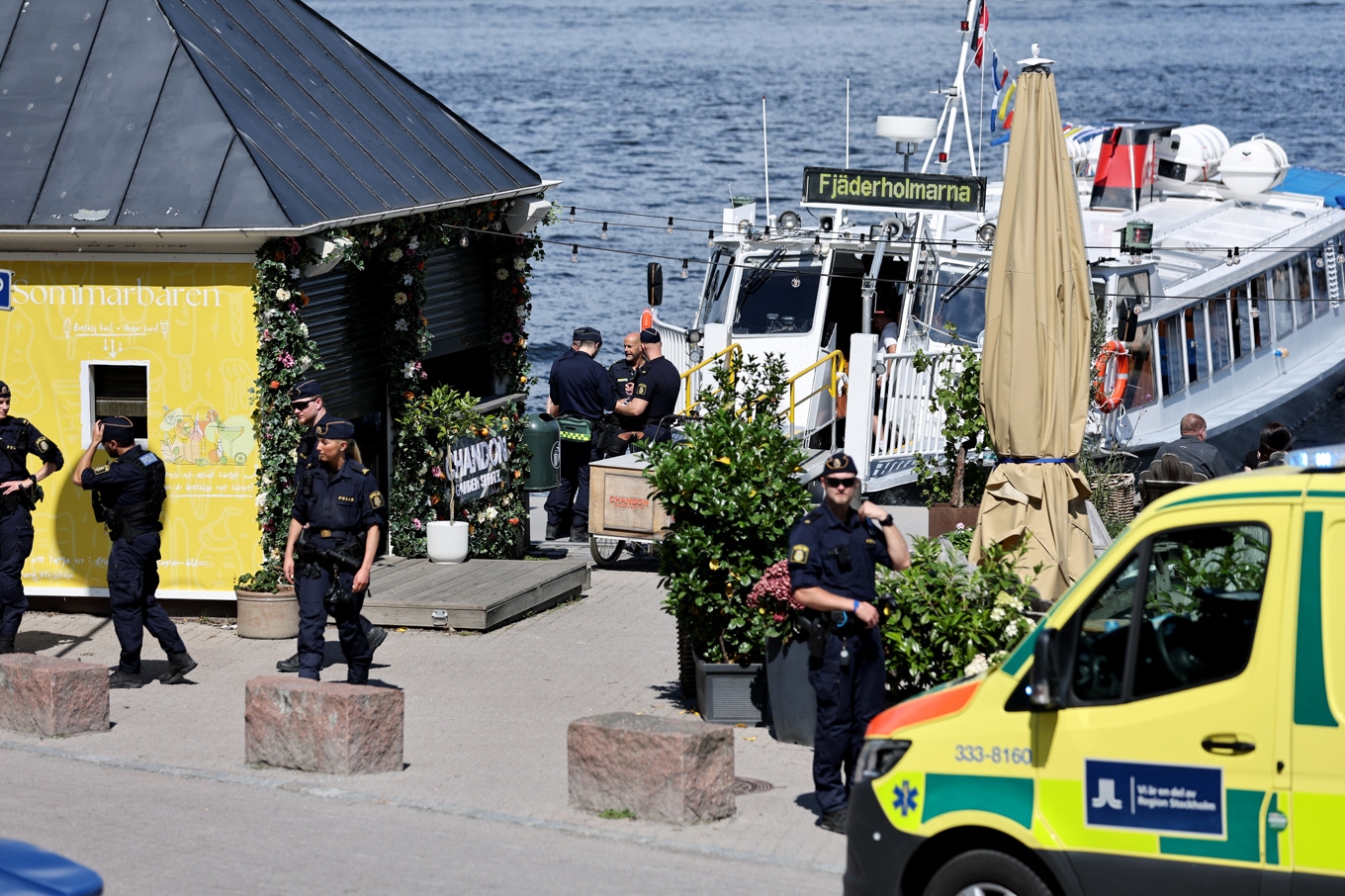 En båt från Strömma som trafikerar rutten Stockholm-Fjäderholmarna har kört in i en kaj i Nacka strand strax utanför Stockholm. Foto: Caisa Rasmussen/TT