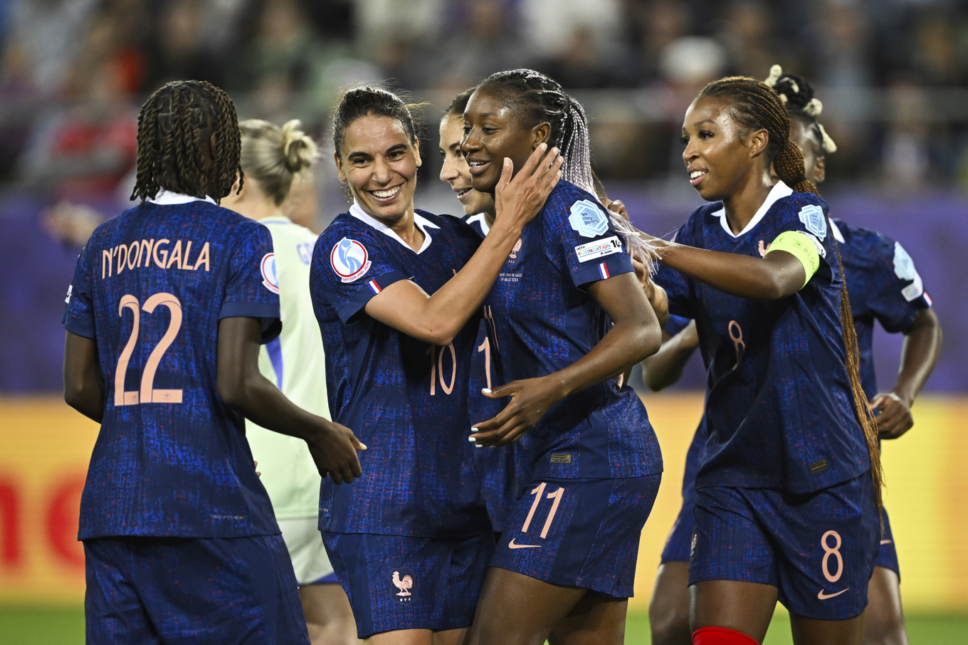 Frankrikes Kadidiatou Diani, i mitten, firar med sina lagkamrater efter sitt mål i storsegern över Wales. Foto: Gian Ehrenzeller/AP/TT