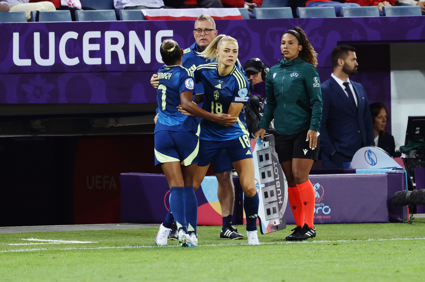 Sveriges Fridolina Rolfö bytte av Madelen Janogy i tisdagens EM-match mellan Polen och Sverige i Luzern. Foto: Adam Ihse/TT