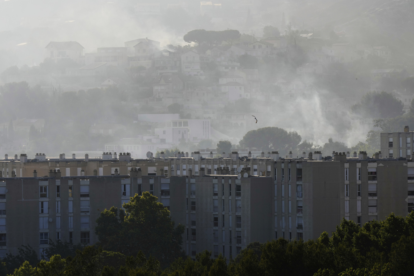 Rök reser sig över stadsdelen La Castellane i utkanten av Marseille i södra Frankrike. Foto: Lewis Joly/AP/TT