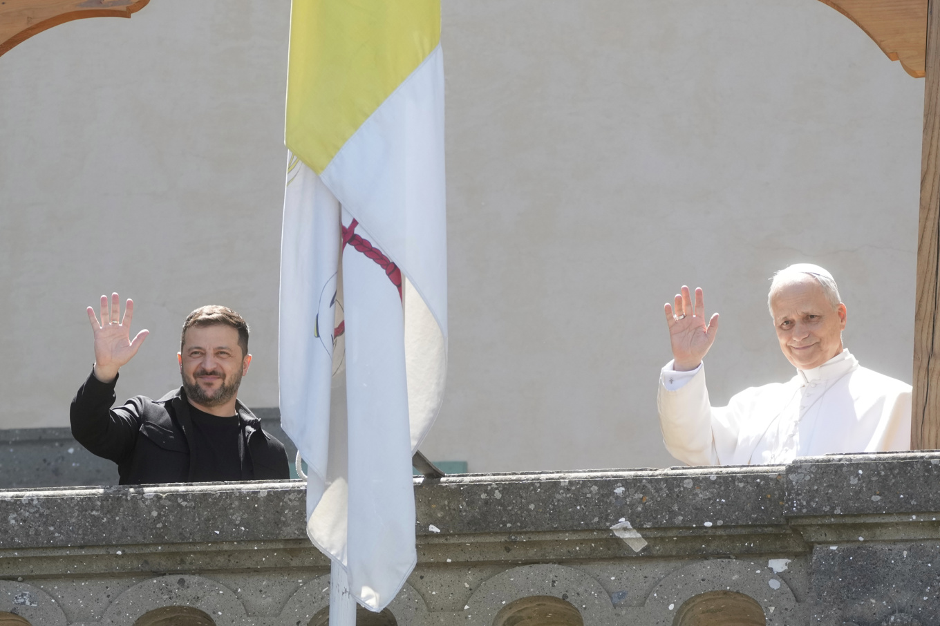 Ukrainas president Volodymyr Zelenskyj och påve Leo XIV vinkar till journalister under mötet i påvens sommarresidens Castel Gandolfo. Foto: Gregorio Borgia/AP/TT