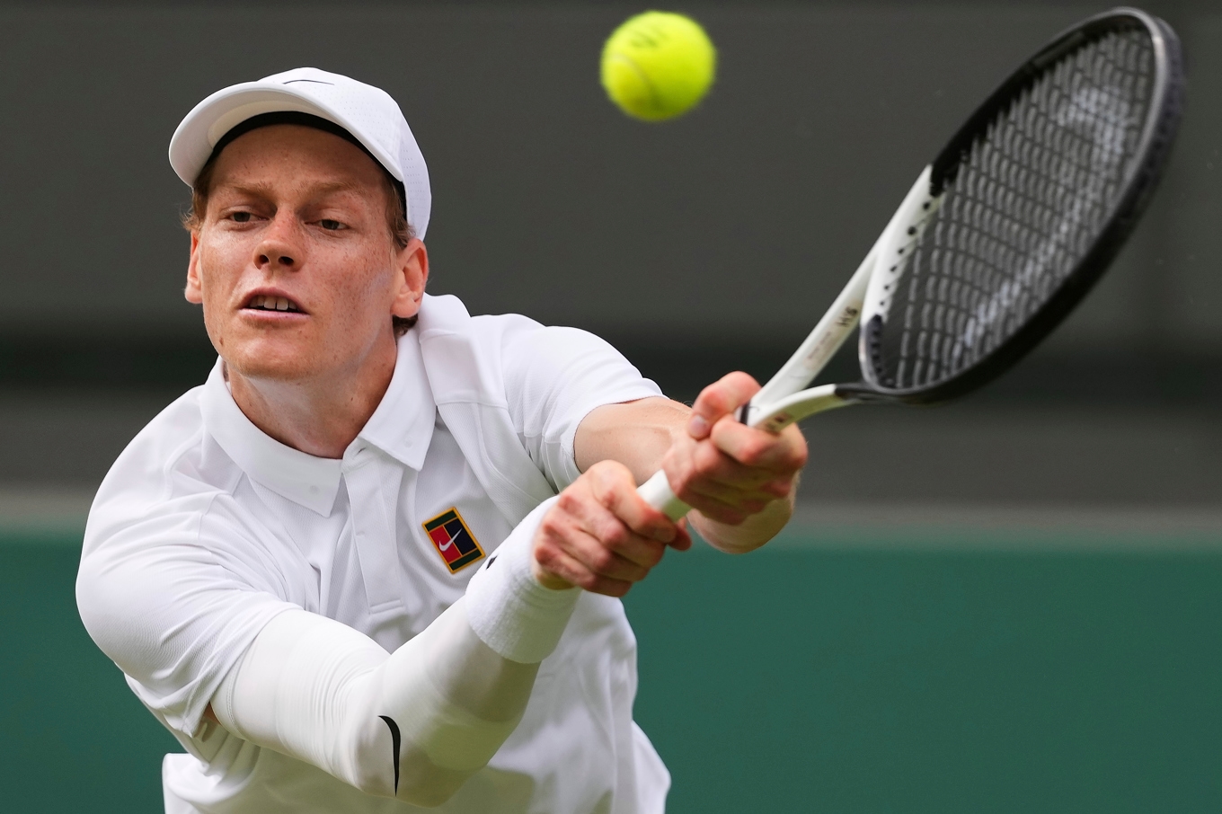 Jannik Sinner tog sig vidare till semifinal trots en skadad armbåge. Foto: Kirsty Wigglesworth/AP/TT
