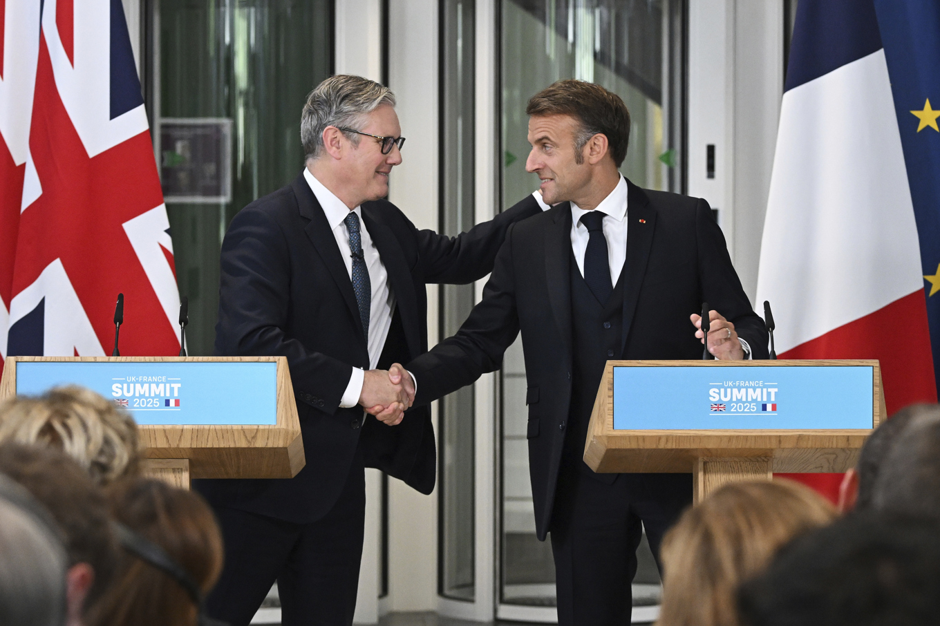 Storbritanniens premiärminister Keir Starmer och Frankrikes president Emmanuel Macron vid en pressträff i London på torsdagen. Foto: Leon Neal/AP/TT