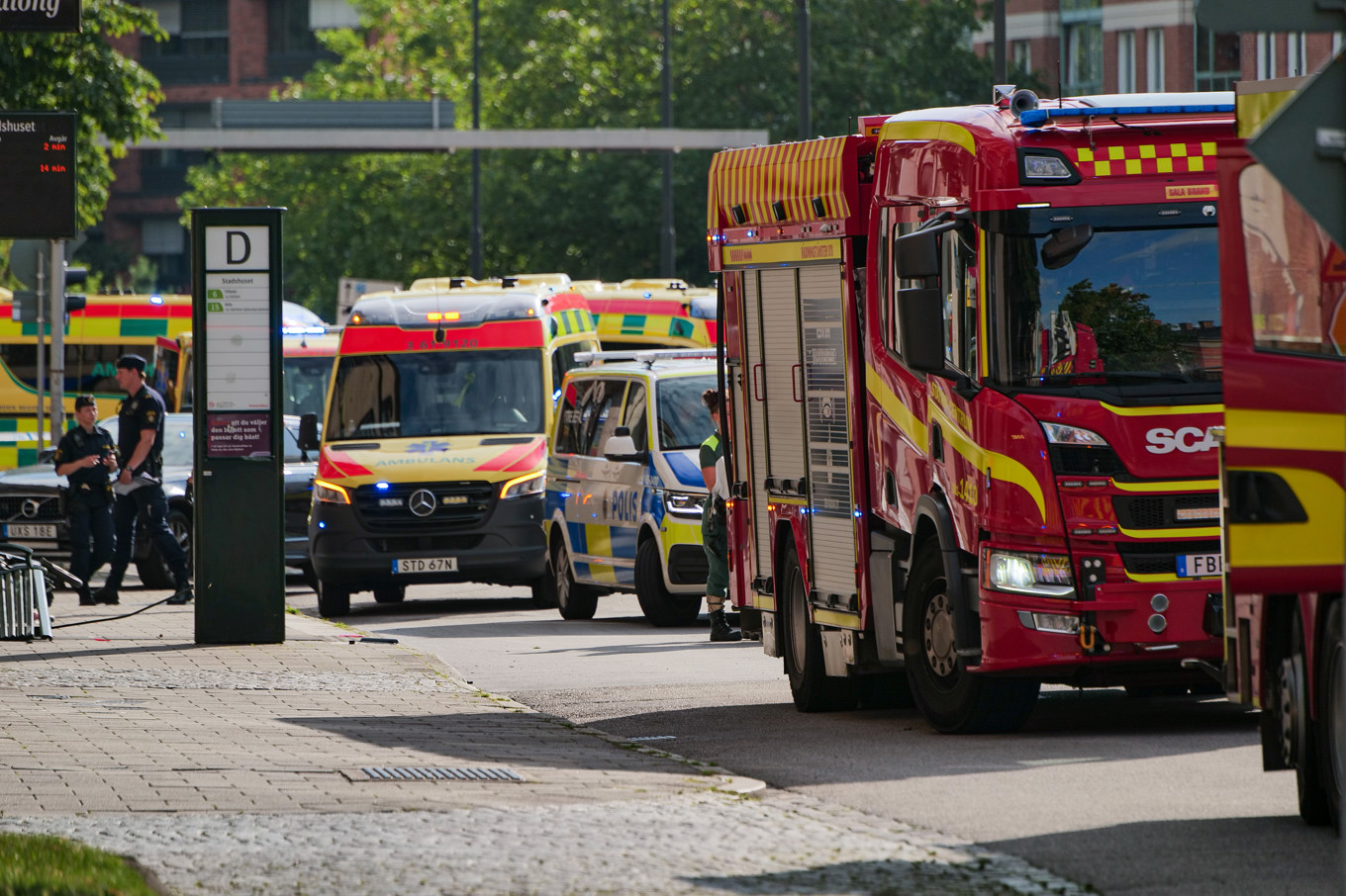 Polis och räddningstjänst på plats där flera personer har blivit påkörda i Malmö. Foto: Mikael Nilsson/TT