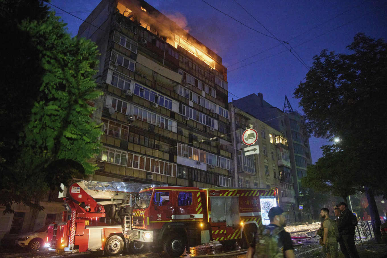 En brand rasar i ett flerfamiljshus i Kiev efter nattens ryska attacken. Foto: Efrem Lukatskij/AP/TT