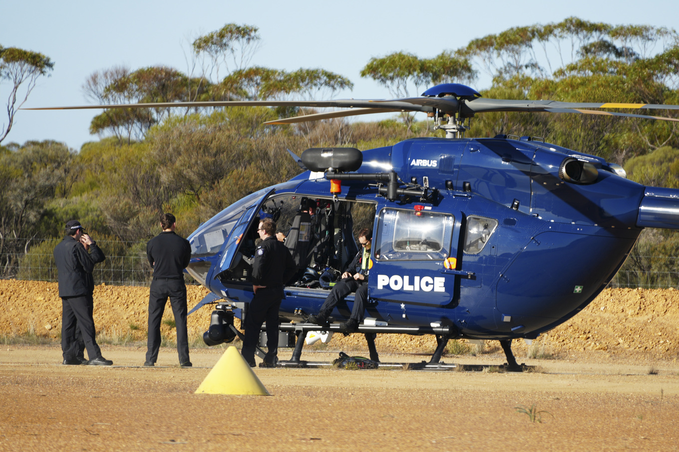 En polishelikopter som deltagit i sökandet efter en försvunnen tysk turist i västra Australiens vildmark. Foto: ABC News via AP/TT