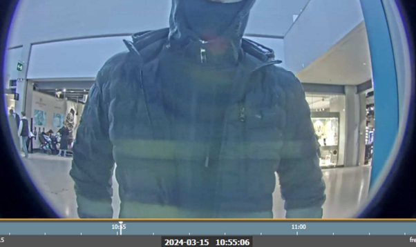 Flera av bedragarna fångades på kamera när de tog ut pengar från bankomater med offrens kort. Foto: Polisens förundersökningsprotokoll