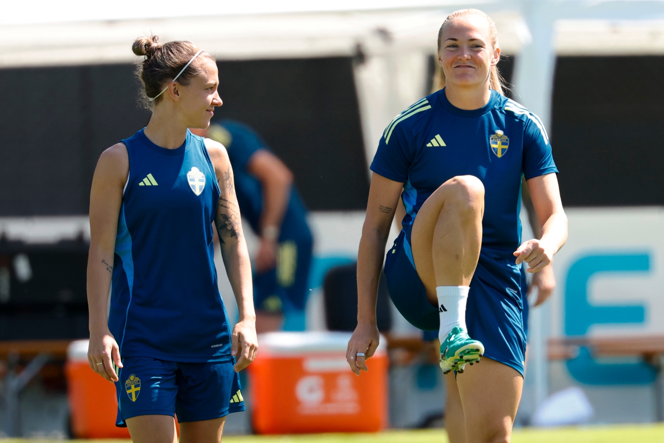 Julia Zigiotti Olme, till vänster, inleder kvällens gruppfinal mot Tyskland på bänken efter att ha startat de två första EM-matcherna för Sverige. Magdalena Eriksson, till höger, är samtidigt tillbaka i startelvan efter att ha gått in i turneringen med en skada. Foto: Adam Ihse/TT