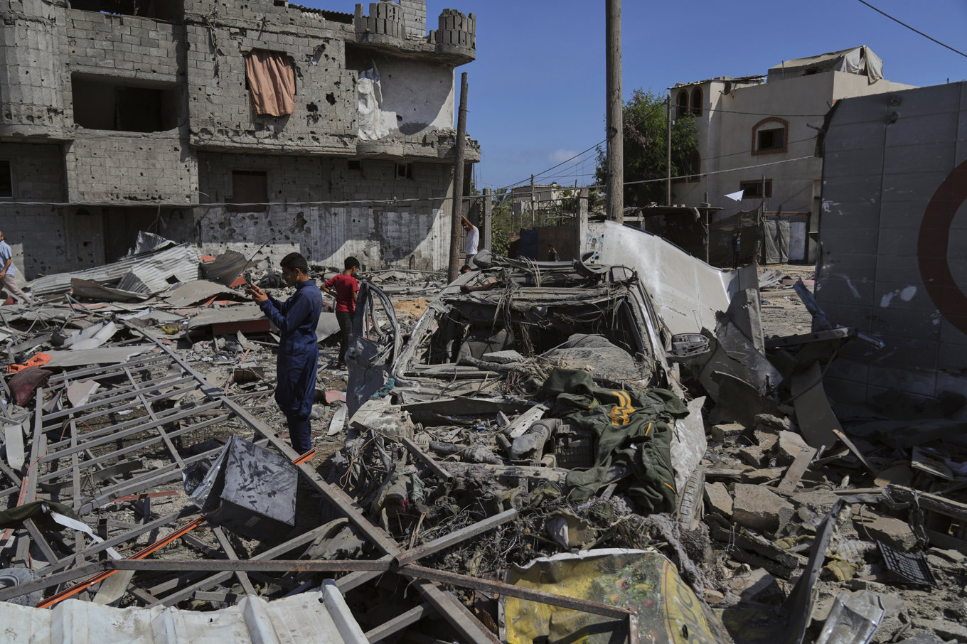Rester av en bensinstation som träffades i en israelisk flygattack på lördagen i Deir al-Balah i centrala Gaza. Foto: Abdel Kareem Hana/AP/TT
