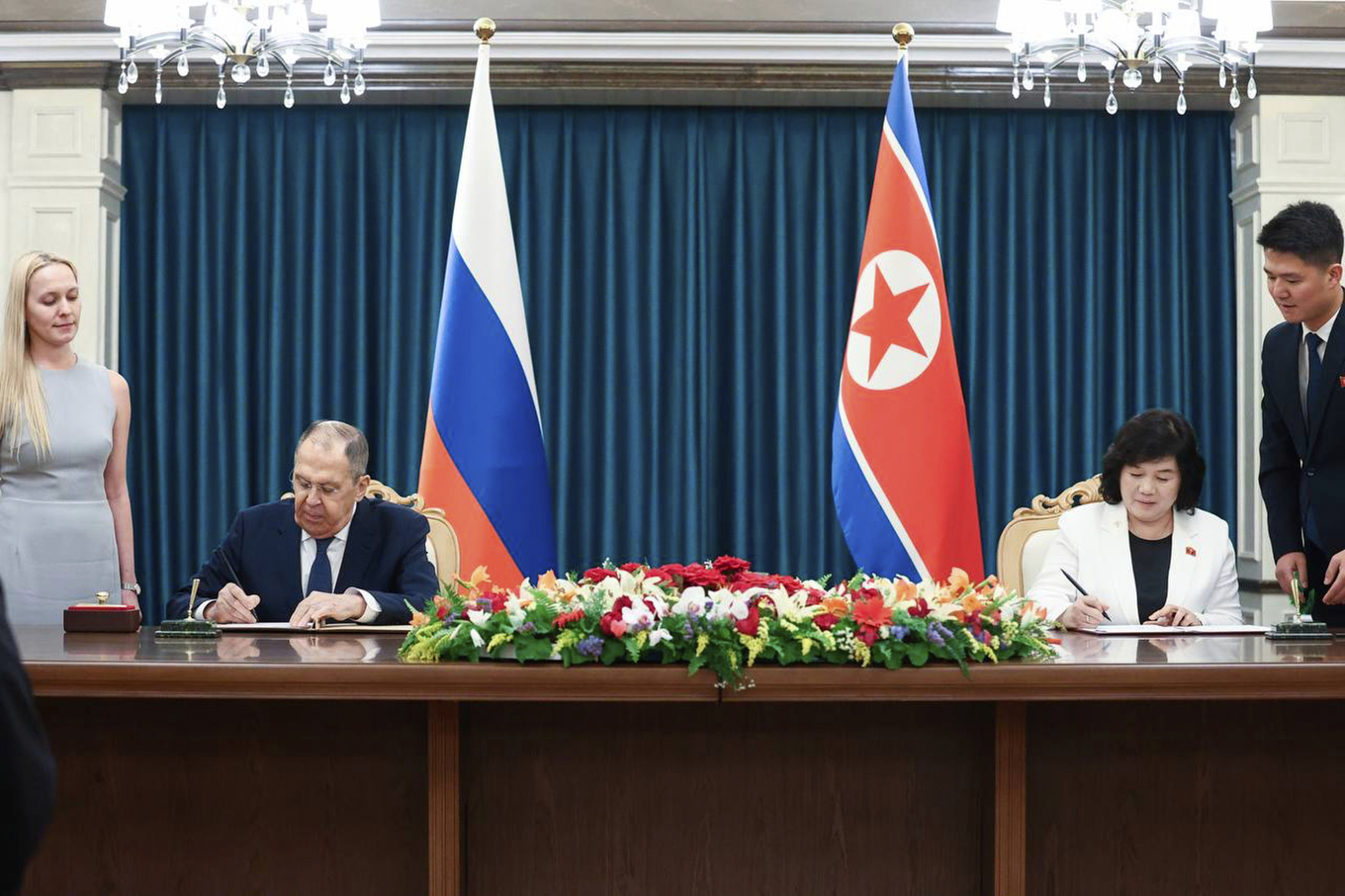 Rysslands utrikesminister Sergej Lavrov och hans nordkoreanska motpart Choe Son-Hui under en signeringsceremoni i Wonsan i Nordkorea under lördagen. Foto: Russian Foreign Ministry Press Service/AP/TT